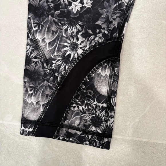 Lululemon Run Inspire Crop II in Flowabunga Black Angel Wing Size 10 - Picture 4 of 12